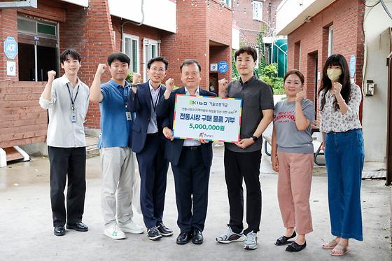 새빛기독보육원 기부 단체기념사진