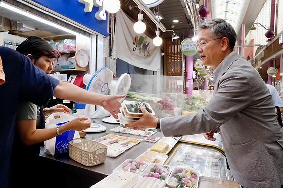 부산 영도구 남항시장을 방문해 전통시장 소비촉진 캠페인 사진